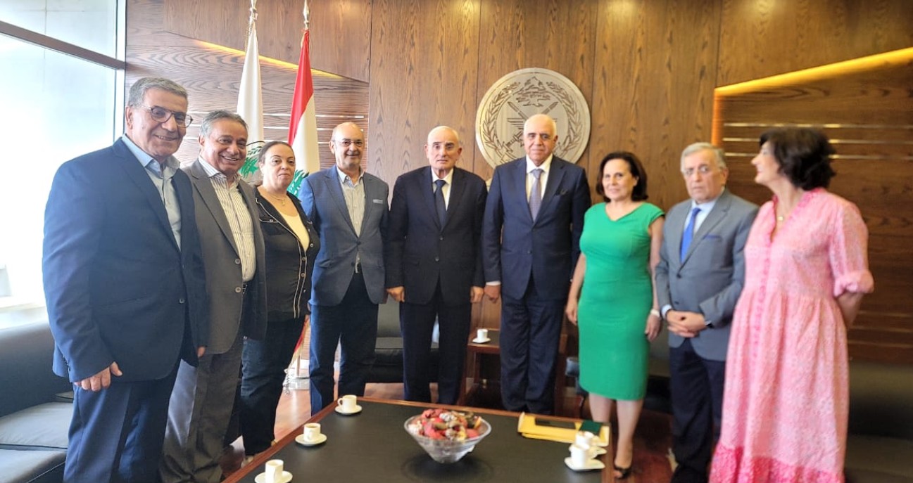 وفد من مجلس نقابة محرري الصحافة اللبنانية يزور وزير الدفاع.