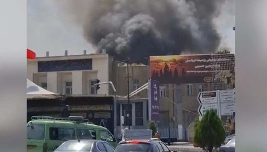 اندلاع حريق كبير في محيط مستشفى القائم في مدينة مشهد (فيديو)