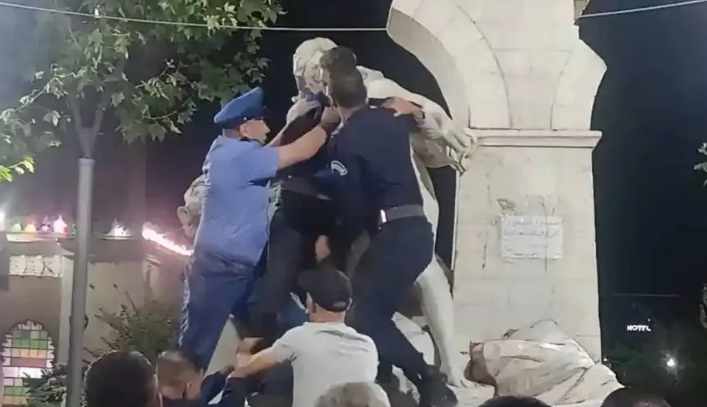 لحظة الاعتداء على التمثال (مواقع التواصل)