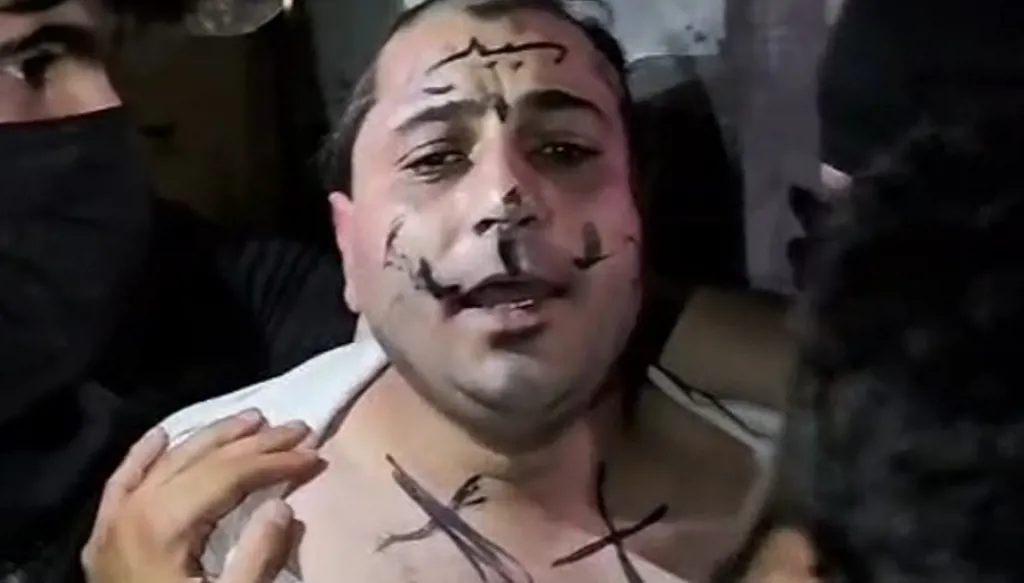 المرصد: تحت تهديد السلاح... إذلال مطرب شعبي وحلق شعره في ريف حلب الشمالي (فيديو)