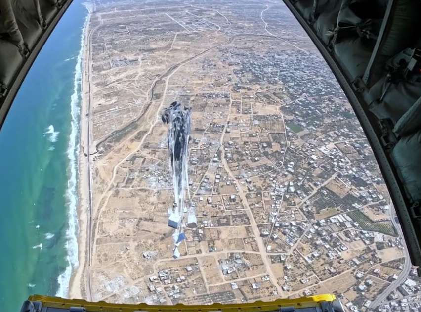 إنزال مساعدات إلى غزة (الوكالة الإماراتية).