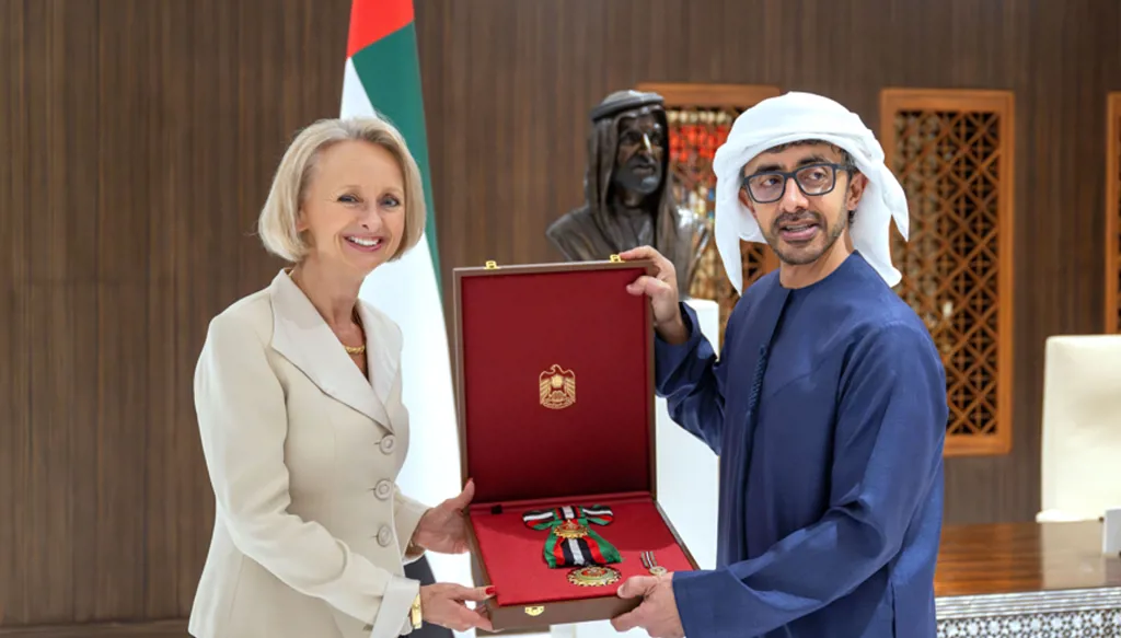 الإمارات تمنح السفيرة الأميركية وسام زايد الثاني من الدرجة الأولى