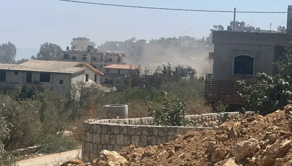 في بلدة الخيام جنوبي لبنان... مسيّرة إسرائيلية تلقي مناشير فوق رؤوس مشيّعين (صورة)