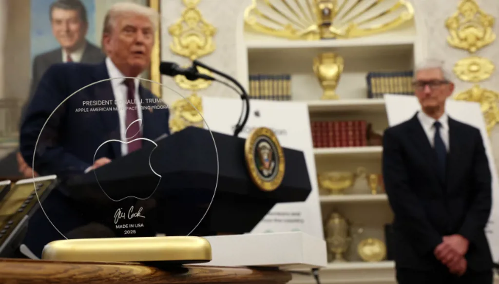 الرئيس التنفيذي لـ"آبل" يقدم هدية "رمزية" لترامب (صور)