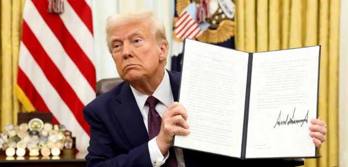 ترامب يوقّع قرار حظر الجنسية (وكالات)