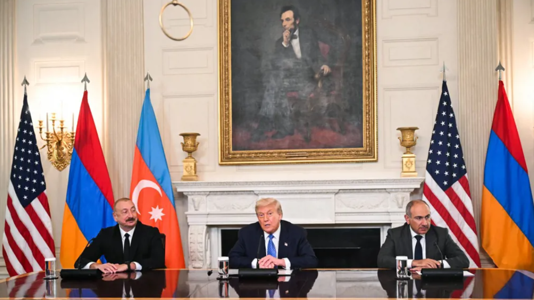 الرئيس الأذربيجاني إلهام، والرئيس الأميركي دونالد ترامب، ورئيس الوزراء الأرميني نيكول باشينيان (أ ف ب)