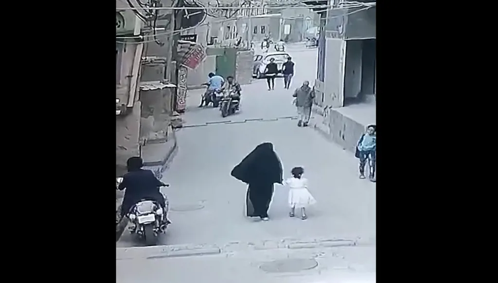 طفل ينقذ شقيقته من محاولة خطف (فيديو)