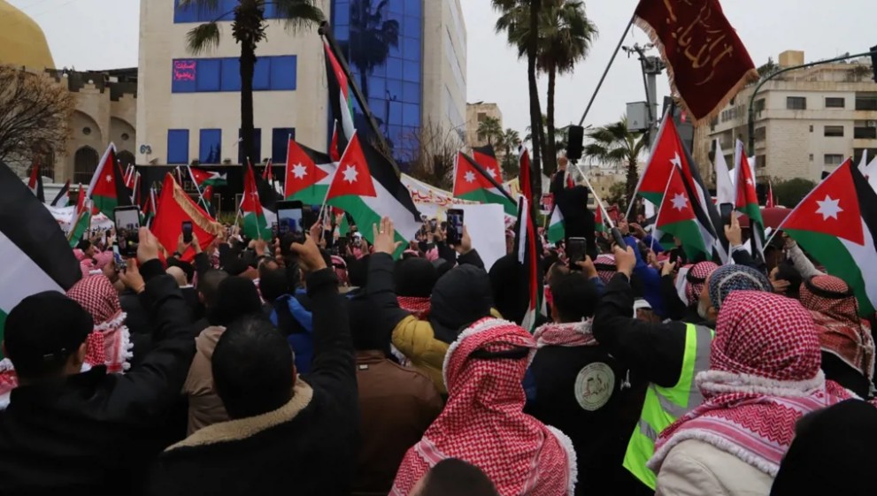 أردنيون خلال مظاهرة سابقة رفضاً لخطة إسرائيلية بتهجير الفلسطينيين (أرشيفية)