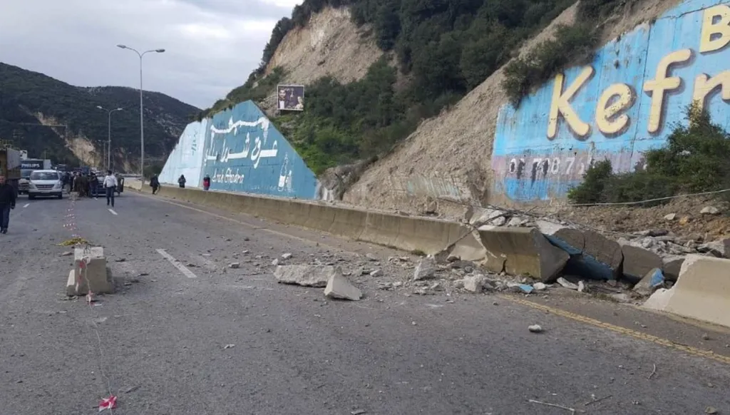 حادث سير على طريق شكا – البترون... دراجة تقودها شابّة تستقر تحت الشاحنة!