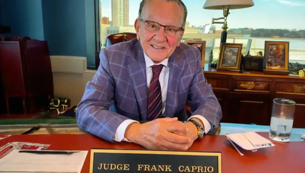 أكثر مقاطع الفيديو تداولاً  "للقاضي الرحيم" فرانك كابيرو الذي توفي أمس