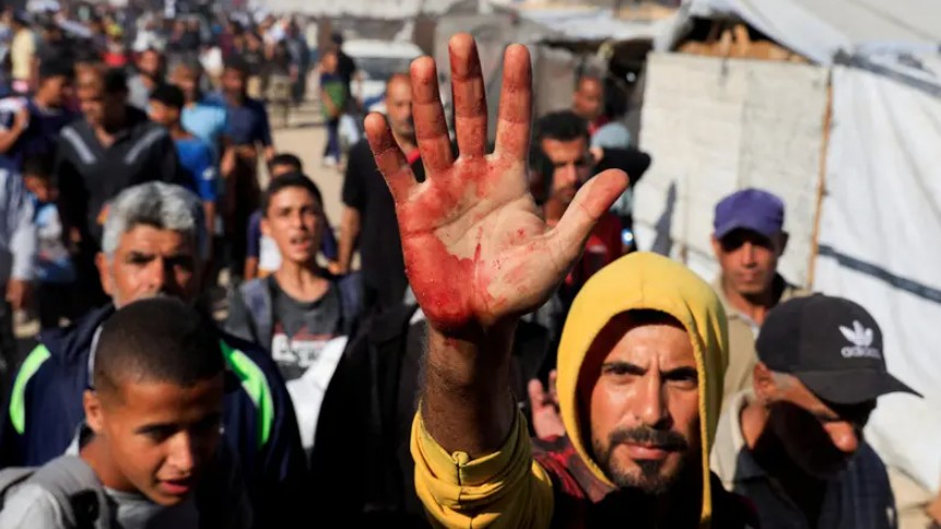فلسطينيون يتلقون مساعدات من مؤسسة غزة الإنسانية (رويترز)