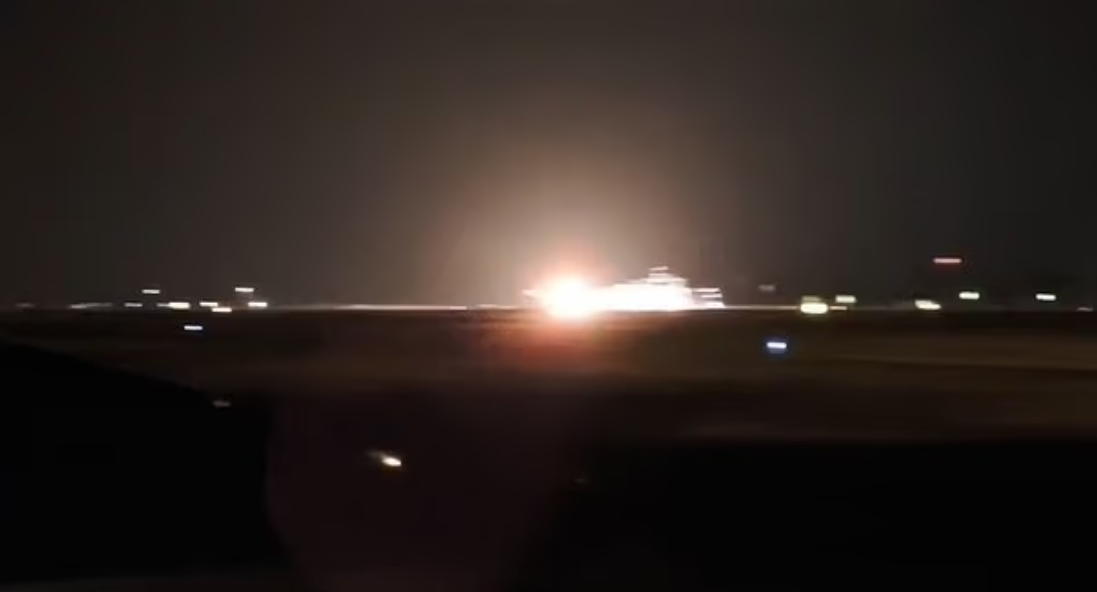 لحظة وقوع الحادث في مطار السلطان أحمد شاه (وكالات)