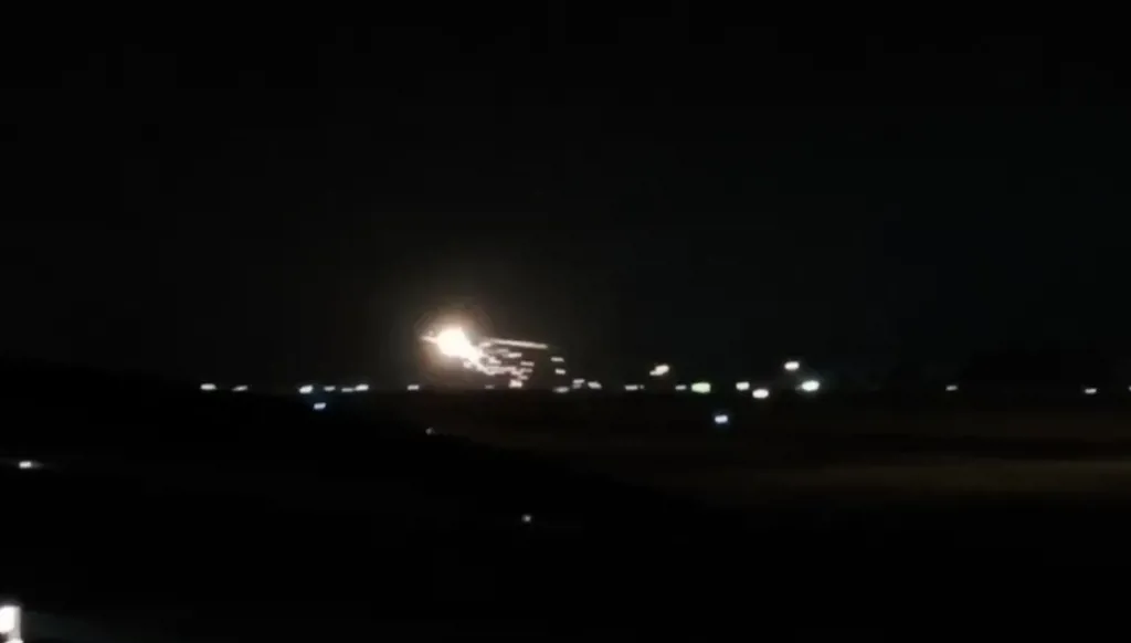 بالفيديو- "انفجار كضربة صاروخية"... تحطُّم مقاتلة أميركية أثناء إقلاعها من مطار في ماليزيا