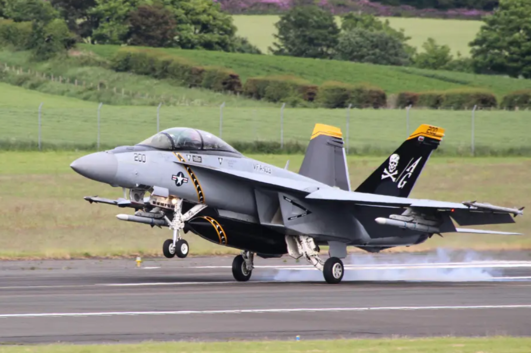 صورة للمقاتلة قبيل إقلاعها (ذا صن)