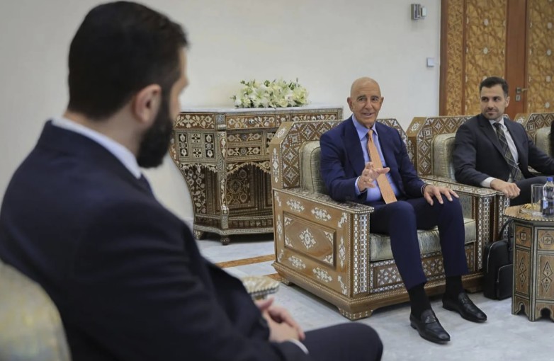  الشرع يلتقي المبعوث الأميركي الخاص إلى سوريا توم براك في دمشق (سانا)