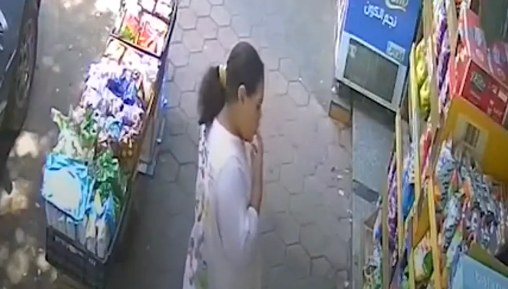 طفلة مصرية تتخلى عن "الشيبس" لتساعد رجلاً محتاجاً (فيديو)