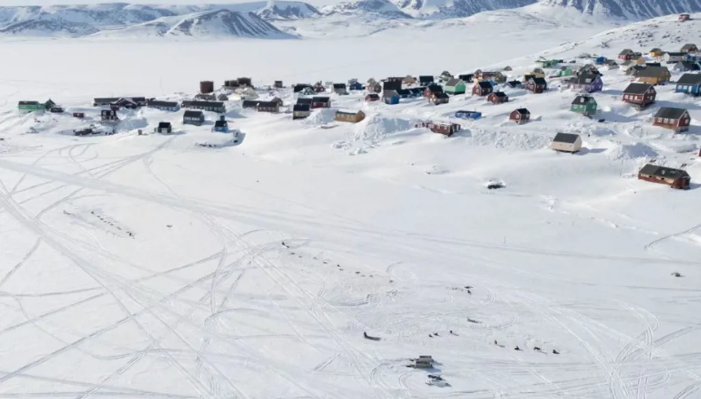 إحدى القرى النائية شرق غرينلاند (غيتي)