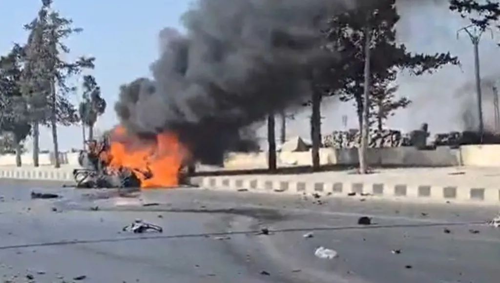 بالفيديو - قتيلان باستهداف سيارة على طريق مطار حلب الدولي
