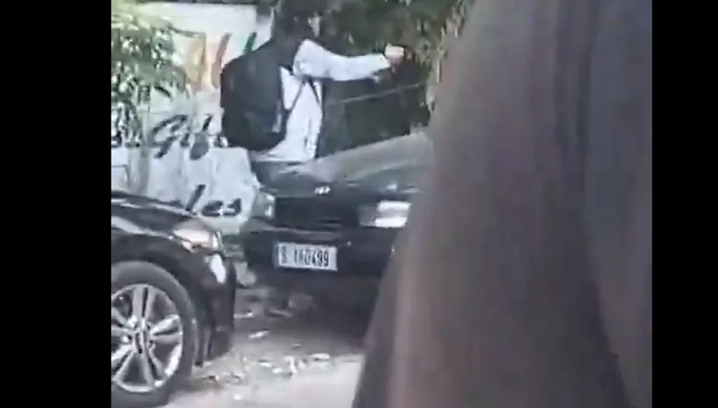 بالفيديو - في لبنان... شهر مسدّسه بوجه عنصر سير بسبب احتجاز درّاجة آليّة