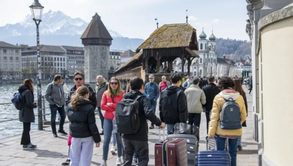 قبلة تتسبب باعتقال سائحين