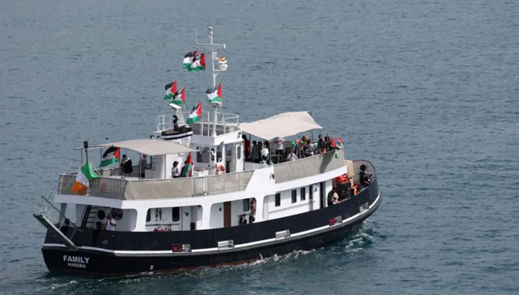 تعرض قارب من "أسطول الصمود العالمي" لهجوم خلال رحلته نحو غزة (فيديو)