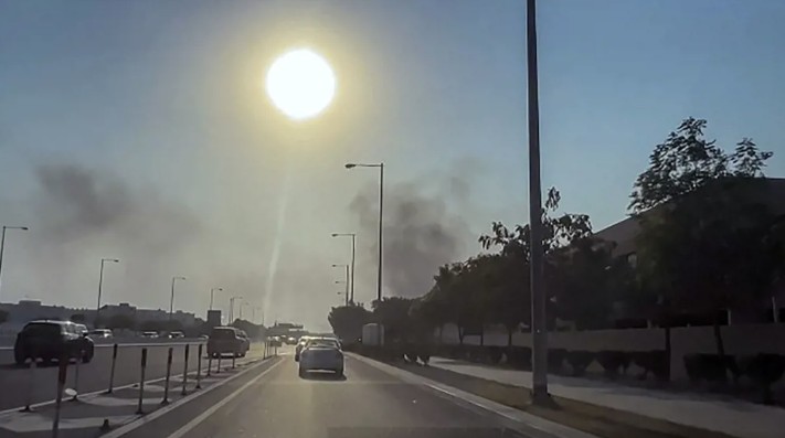 دخان يتصاعد بعد انفجارات في العاصمة القطرية الدوحة (أ ف ب)