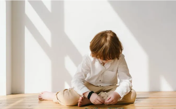 طفل مصاب بالتوحد (مواقع)