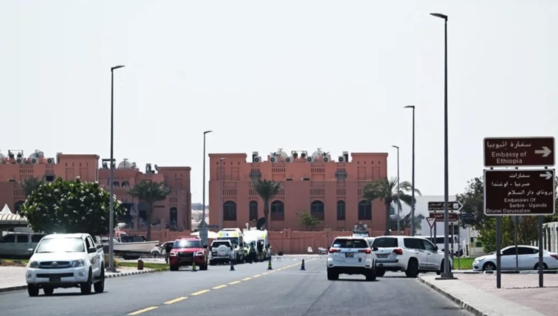 المبنى المتضرر (يسار) في المجمع السكني لأعضاء المكتب السياسي لحركة حماس الفلسطينية المسلحة، الذي استهدفته غارة إسرائيلية (أ ف ب)