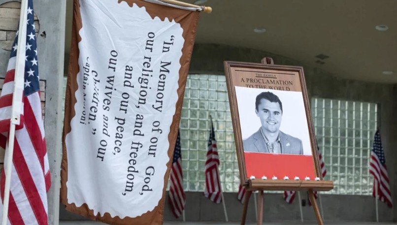 الشموع موضوعة أمام صورة كيرك (أ ف ب)