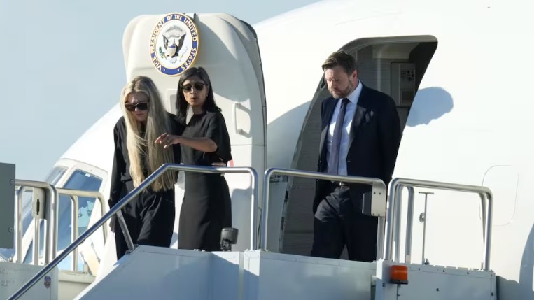  فانس، إلى اليمين، والسيدة الثانية أوشا فانس، في الوسط، وإريكا كيرك ينزلون من طائرة الرئاسة الثانية (أ ب)