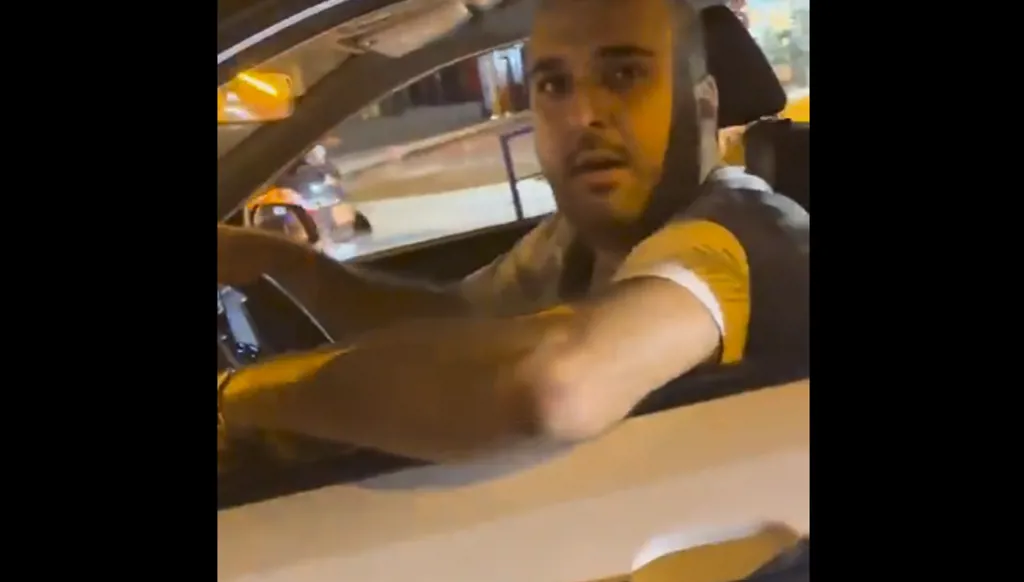 بالفيديو... سائق تاكسي يرش امرأة بغاز الفلفل!