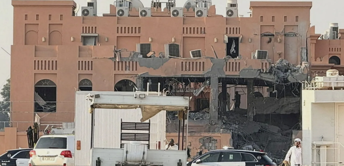 المبنى الذي دمرته الغارة في قطر (أ ف ب)