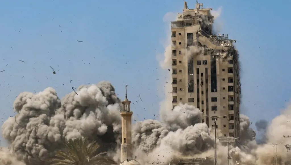 الجيش الإسرائيلي ينذر سكان ومحيط برج الغفري في غزة بالإخلاء... ثم يدمّره (فيديو)