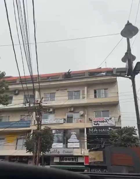 المبنى الذي حاول الشاب الانتحار على سطحه (مواقع تواصل).