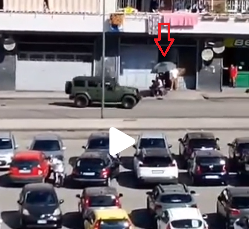 اشخاص تحت مظلة (الى اليمين) خلال تصوير مشاهد للمسلسل