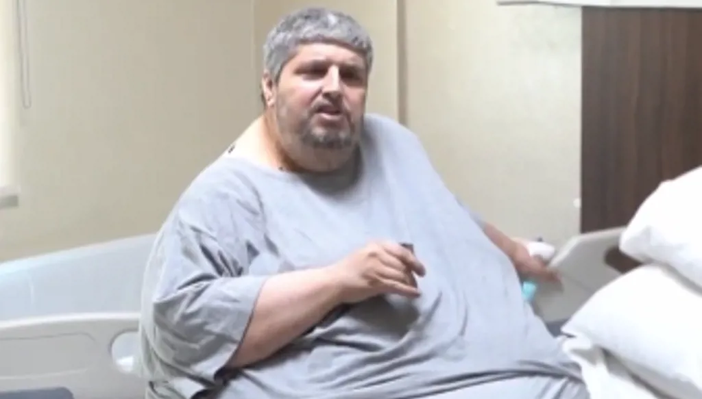 بالفيديو... رافعة تنقل جثمان أحد "أضخم" الرجال في العالم