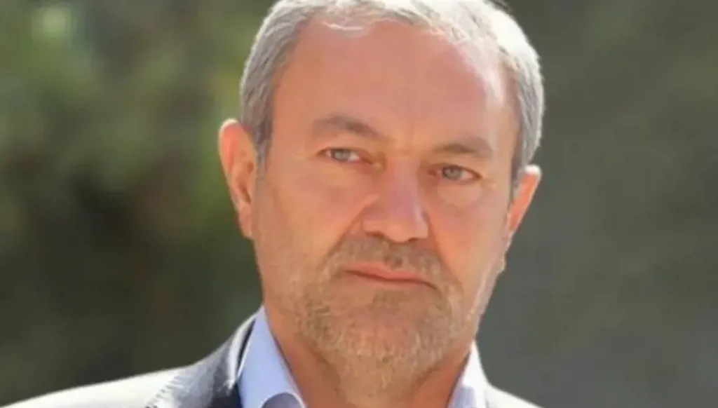 مضاد حيوي أعطِي له بالخطأ... إطلاق سراح المعارض الإيراني محمد باقر بختيار بعد تدهور حالته الصحية