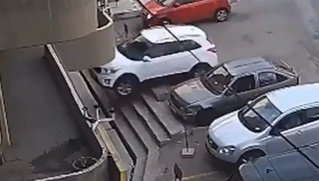 بالفيديو – فقدت السيطرة على سيارتها فاقتحمت متجراً في المنصورية