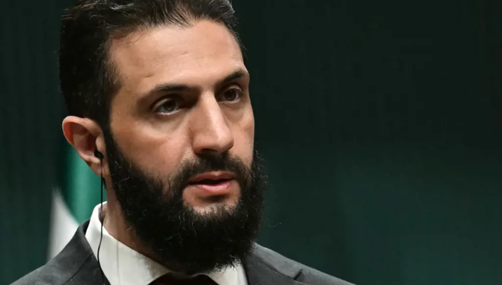 "استراحة المحارب"... أحمد الشرع يلعب البلياردو (فيديو)