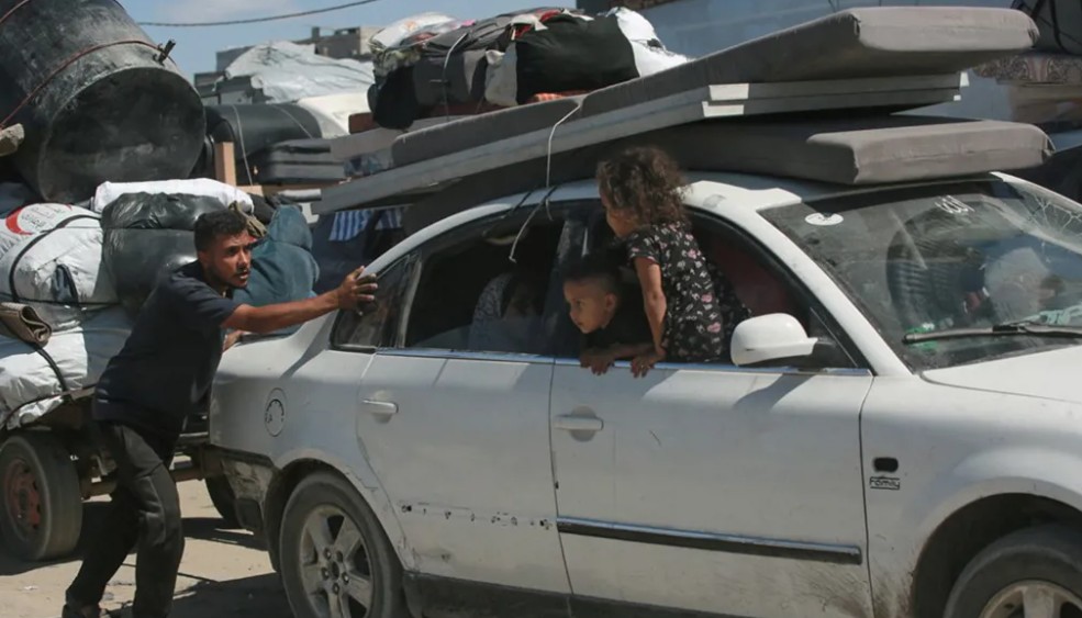 فلسطينيون يحملون متاعهم (أ ف ب)