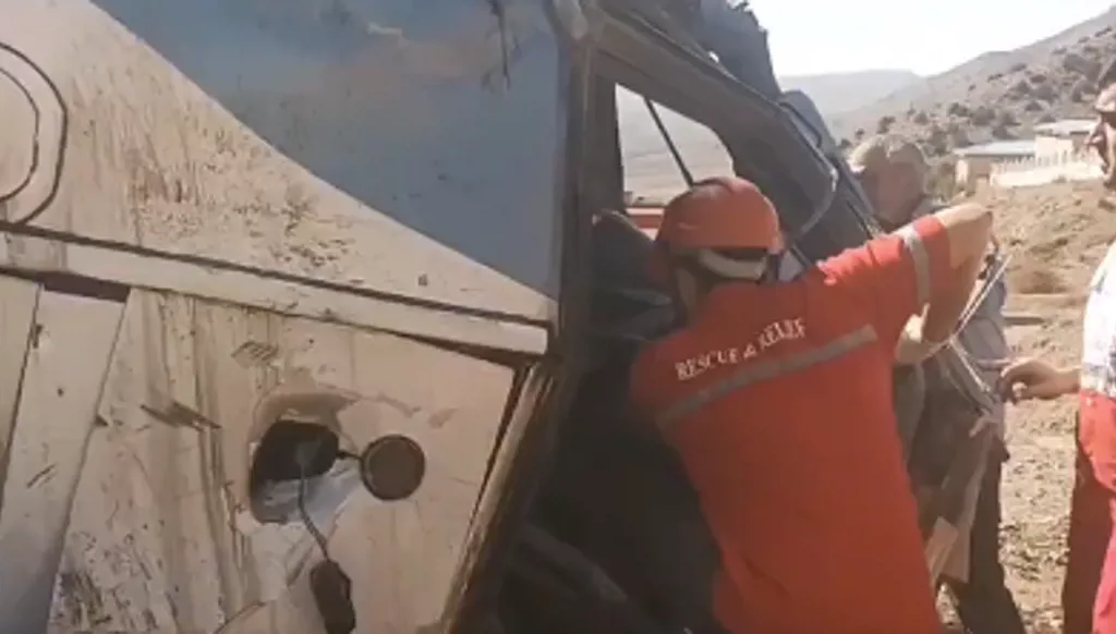 بالفيديو... "غَفوة" سائق تتسبب بانقلاب حافلة ومقتل 4 أشخاص