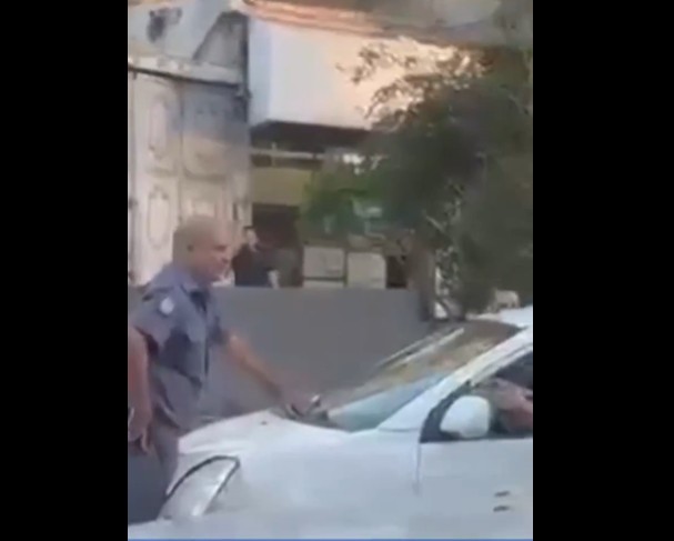 عنصر الامن (لقطة من الفيديو)