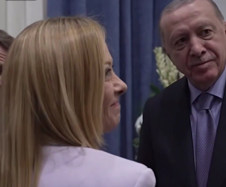 أردوغان يطلب من ميلوني التوقف عن التدخين (مواقع)