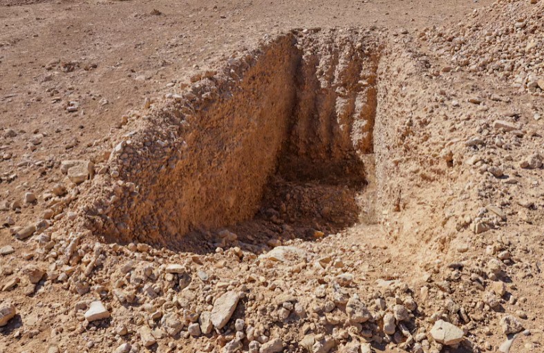 خندق غير مكتمل حُفر لوضع الجثث (رويترز).