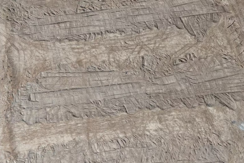 صورة ملتقطة بطائرة مسيرة من مكان المقبرة الجماعية (رويترز).