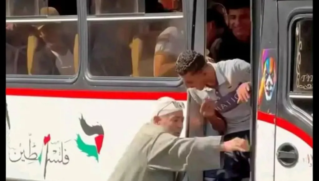 موجة غضب في مصر بعد سقوط مسن من ميني باص (فيديو)