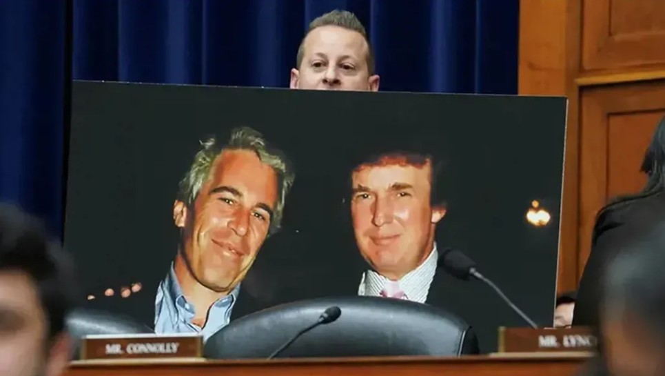 صورة تجمع ترامب مع إبستين (وكالات)‏