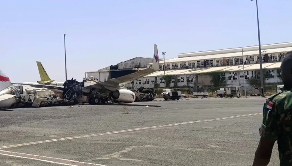 مسيّرات الدعم السريع تستهدف مطار الخرطوم... وتُؤجّل إعادة فتحه