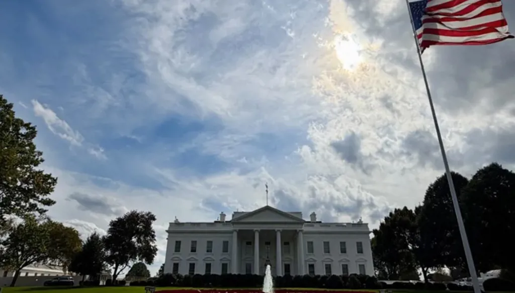 البيت الأبيض يعلّق على اتهام ترامب بـ"الانحياز لروسيا"