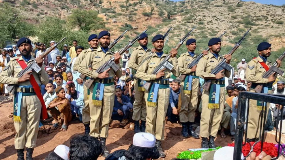 الشرطة في باكستان خلال تشييع أحد ضحايا الغارة الجوية (أ ف ب).